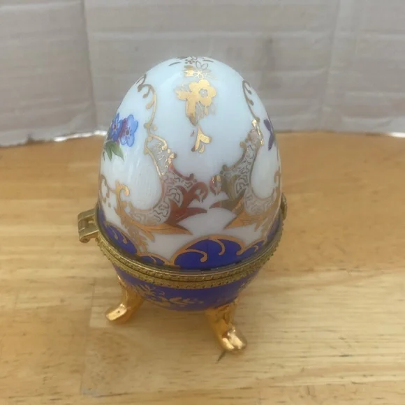 Vintage hinged porcelain egg trinket box. About 4 in Gold and blue - Picture 4 of 7
